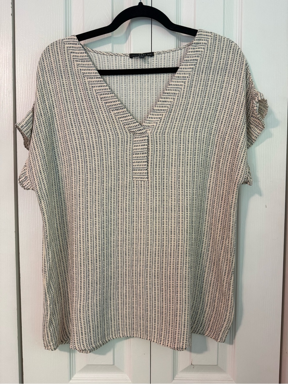 Relaxed V-Neck Short Sleeve Top - Cream with blue pattern